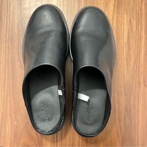 Universal Thread Black Clog